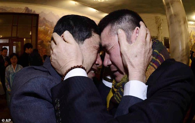 Park Yang-gon (trái) và anh trai ở Bắc Triều Tiên của ông Park Yang Soo