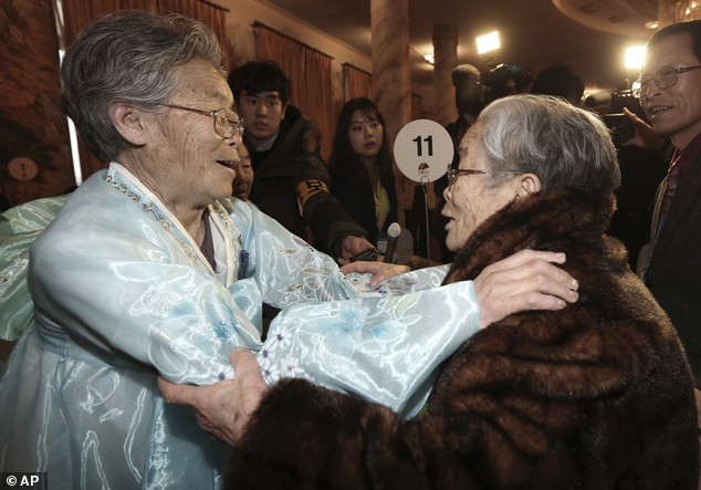 Bà Kim Sung-yoon, 96 tuổi, (phải) với em gái từ Bắc Triều TiênKim Seok Ryu, 80 tuổi.