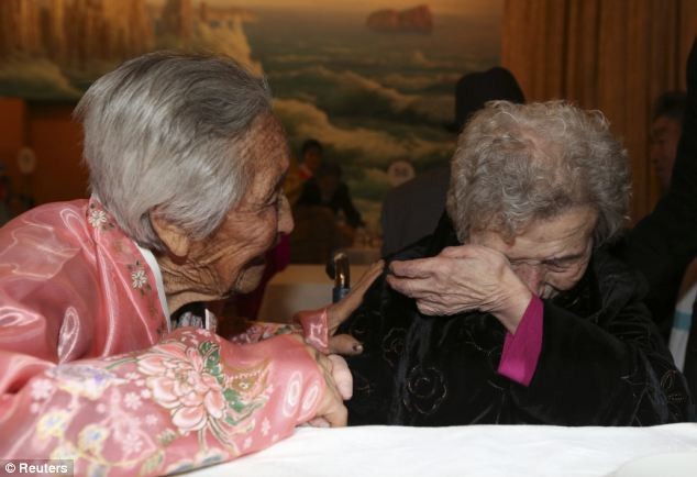 Bà Lee Young-sil (bên phải), 87 tuổi, khóc sau khi gặp em gái ở Bắc Triều Tiên Lee Jung-sil, 84 tuổi.
