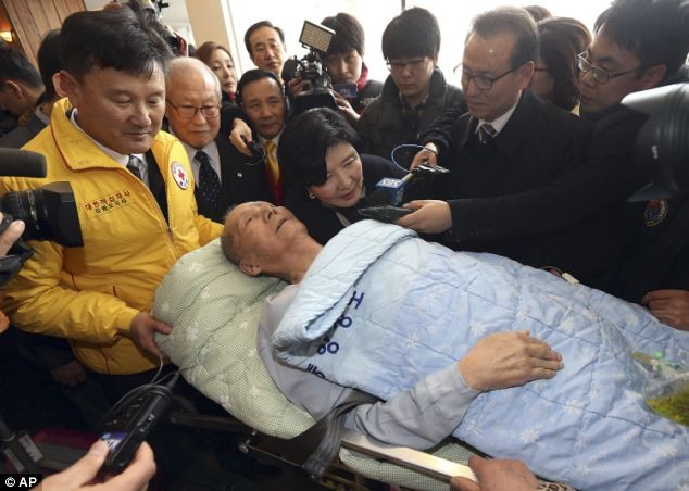 Kim Sun-kyum, 91 tuổi, được sự giúp đỡ của một quan chức Hội Chữ thập đỏ khi tham gia đoàn tụ với người thân ở Triều Tiên.