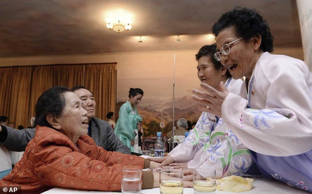 Lee Oh-hwan, trái, 85 tuổi, đoàn tụ với gia đình ở Triều Tiên.
