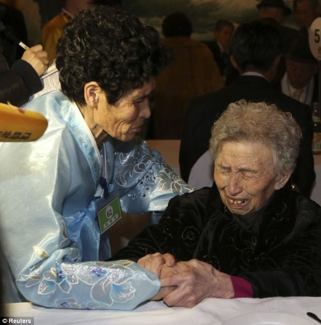 Bà Lee Young-sil (bên phải), 87 tuổi, khóc sau khi gặp con gái Dong Myung-suk 66 tuổi sống ở Triều Tiên.