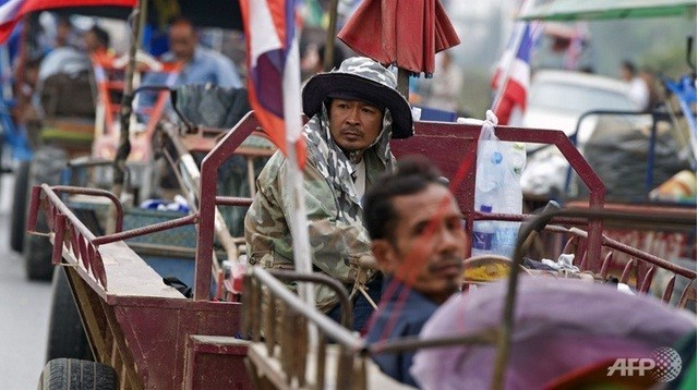 Nông dân Thái Lan lái máy kéo tới sân bay biểu tình.