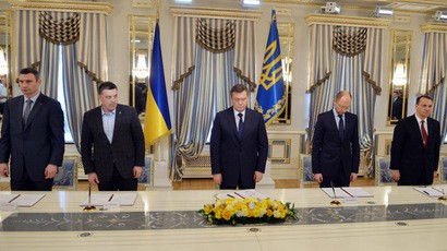 Tổng thống Ukraina (giữa) trong cuộc đàm phán thông qua thỏa thuận dưới sự hỗ trợ của các nhà ngoại giao EU.