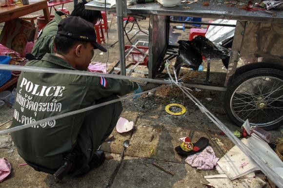 Hiện trường vụ đánh bom ở huyện Khao Saming hôm 23/2/2014.
