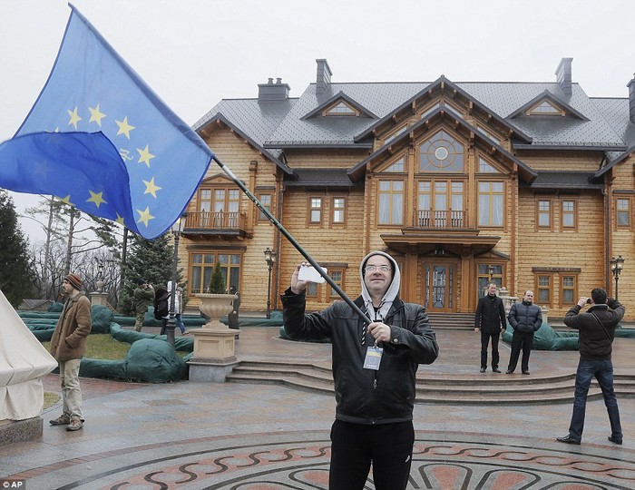 Người Ukraina chụp ảnh lưu niệm trước tòa dinh thự.