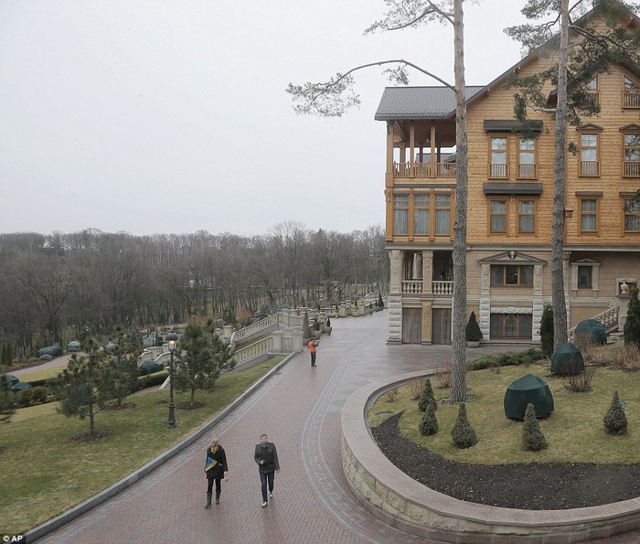 Ông Yanukovich bắt đầu xây dinh thự này vào năm 2010 khi đắc cử Tổng thống và tiếp tục hoàn thiện nó trong những năm qua.