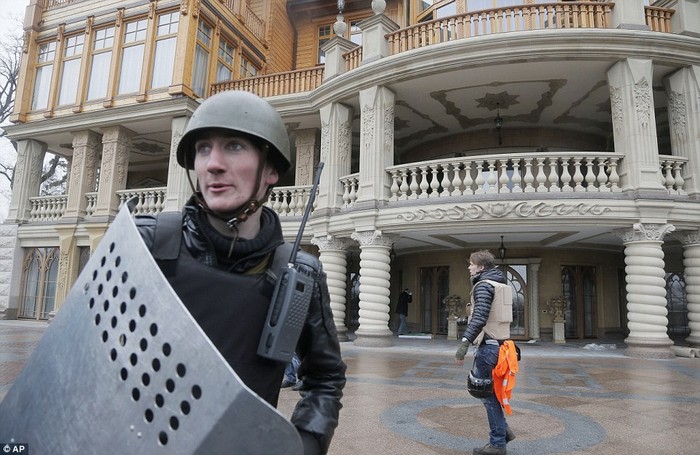 Nhân viên an ninh tại dinh thự của ông Yanukovych.