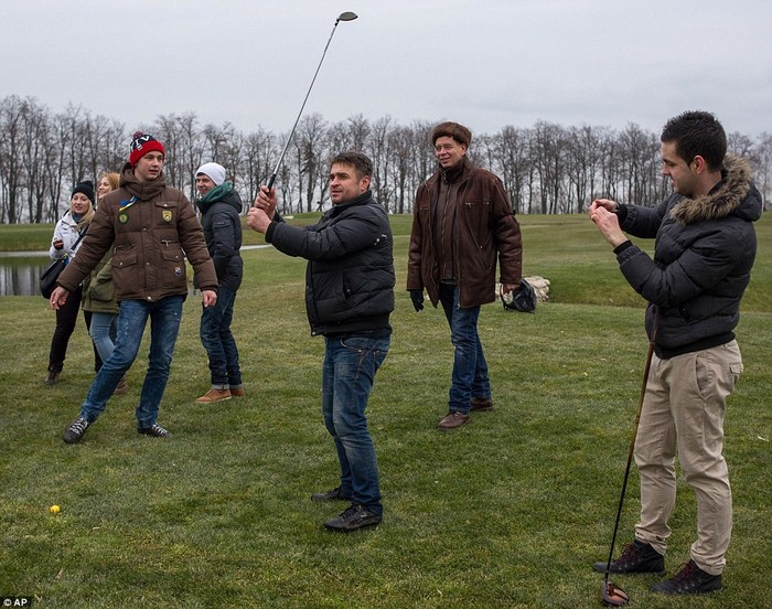 Người biểu tình thử chơi golf bên trong dinh thực riêng của ông Yanukovych.