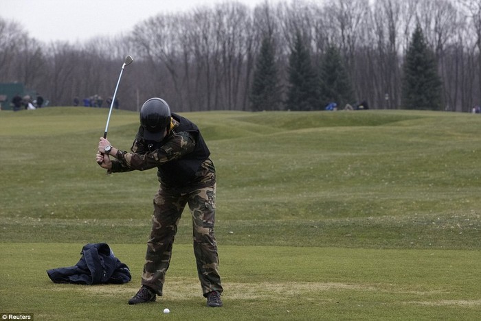 Một người đàn ông chơi golf trong dinh thự của cựu Tổng thống Yanukovych.