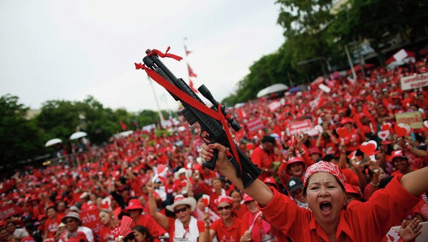Người biểu tình áo đỏ tham gia hội nghị kêu gọi biểu tình phản đối phe chống chính phủ Thủ tướng Yingluck Shinawatra.