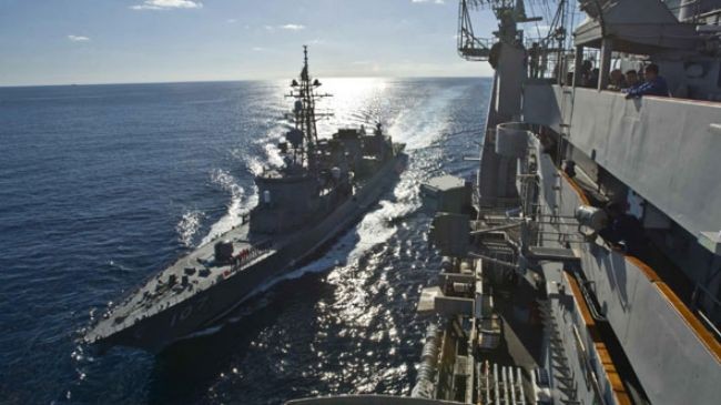 Tàu khu trục Nhật Bản Ikazuchi (trái) bên cạnh tàu sân bay USS George Washington trong cuộc tập trận quân sự ở Thái Bình Dương năm 2010.