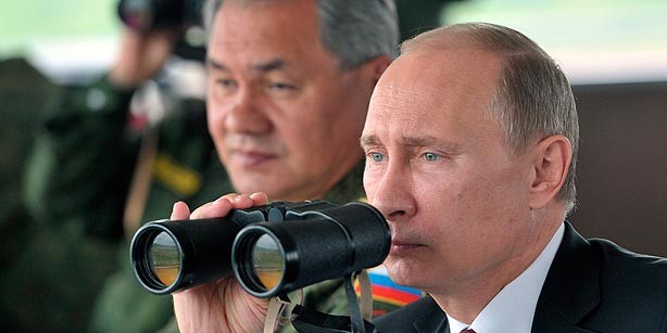 Tổng thống Nga Vladimir Putin (phải) và Bộ trưởng Quốc phòng Sergei Shoigu.