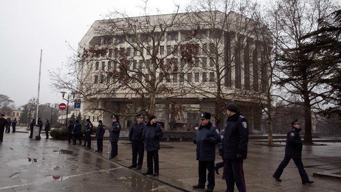 Tòa thị chính Crimea sau khi được nhóm tay súng vũ trang thân Nga chiếm đóng.