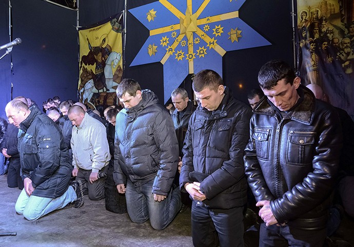 Lực lượng Berkut quỳ xin lỗi người dân.