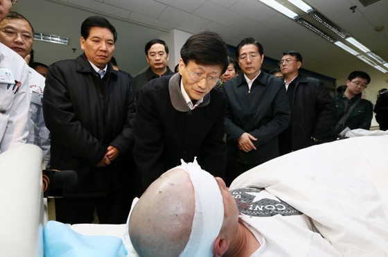 Ông Mạnh Kiến Trụ (giữa), Bộ trưởng Công an Trung Quốc thăm hỏi nạn nhân vụ tấn công nhà ga xe lửa Côn Minh.