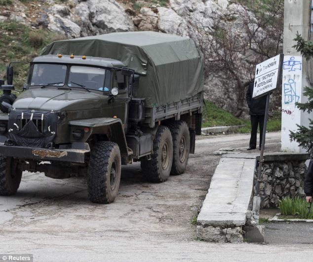 Xe tải quân sự Nga tại một điểm chiến lược ở Crimea.