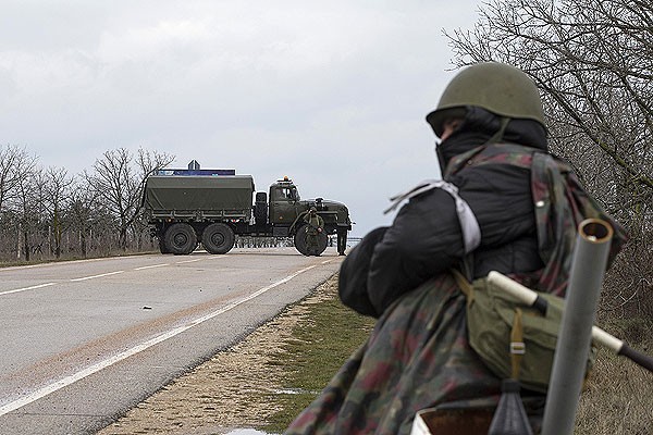 Xe tải quân sự kiểm soát các tuyến đường huyết mạch ở Crimea.