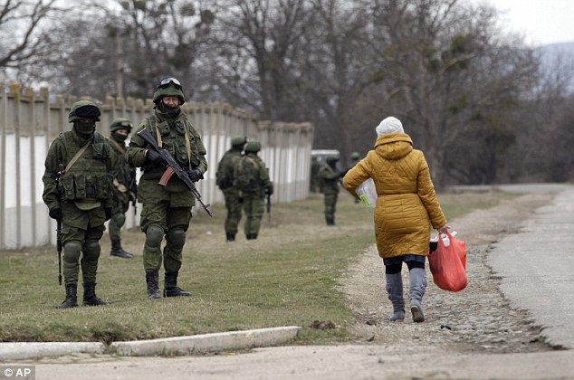 Các tay súng không rõ danh tính bao vây vòng ngoài căn cứ bộ binh Ukraina ở Privolnoye, Crimea