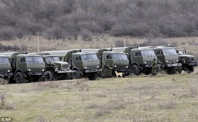 Đoàn xe quân sự bên ngoài căn cứ của Ukraina tại Privolnoye, Crimea