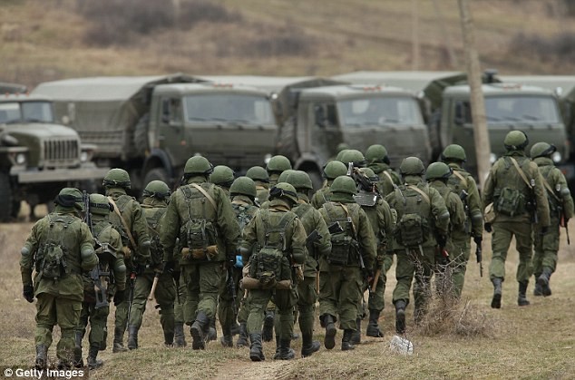 Hàng trăm tay súng bên ngoài căn cứ quân sự của Ukraina tại Privolnoye, Crimea