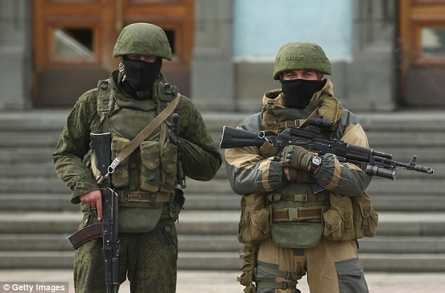 Các tay súng không rõ danh tính canh gác bên ngoại trụ sở chính quyền địa phương ở Simferopol