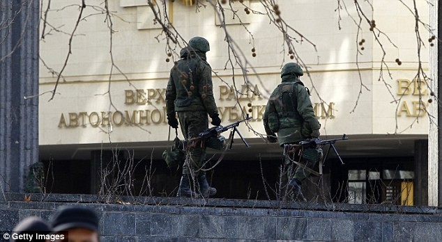 Sự hiện diện của các tay súng bí ẩn được cho là quân đội và nhân viên tình báo Nga tại Crimea.