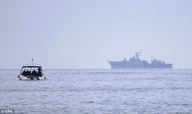 Một tàu quân sự không xác định được nhìn thấy ngoài khơi bờ biển Sevastopol, Crimea hôm 2.3