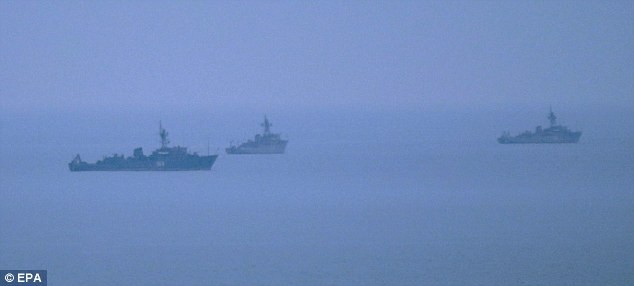 Tàu hải quân bí ẩn được nhìn thấy ngoài khơi bờ biển Sevastopol, Crimea ngày 2/3