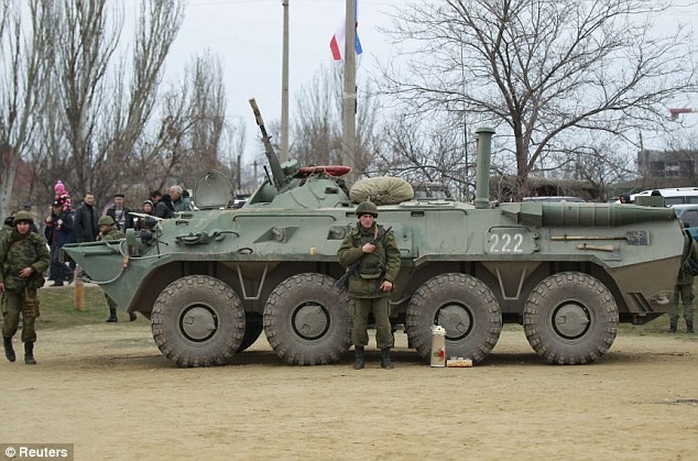Nhân viên quân sự kiểm soát bến cảng ở Feodosiya, Crimea ngày 2/3