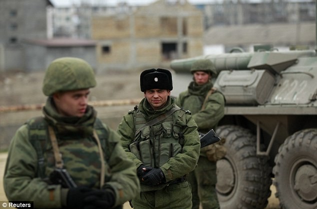 Nhân viên quân sự kiểm soát bến cảng ở Feodosiya, Crimea ngày 2/3