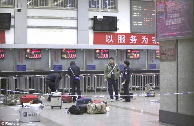 Hiện trường vụ tấn công bằng dao đẫm máu tại nhà ga ở Côn Minh.