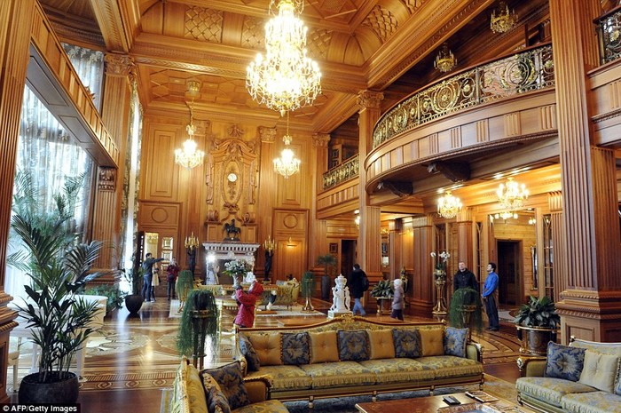 Phòng khách lớn trông như được dát vàng bên trong tòa nhà.