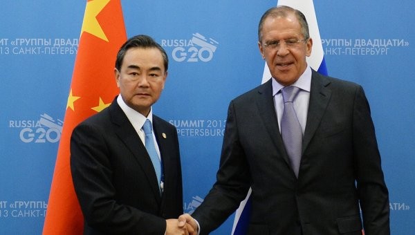 Ngoại trưởng Nga Sergei Lavrov (phải) và Ngoại trưởng Trung Quốc Vương Nghị.