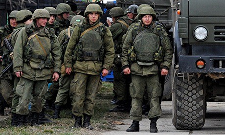 Binh sĩ không phù hiệu đứng cạnh xe tải KAMZ tại Crimea.