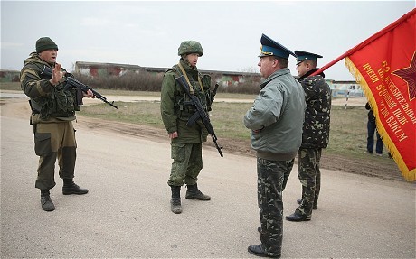 Tay súng từ chối đàm phán với viên chỉ huy Ucraine và yêu cầu họ rời đi.
