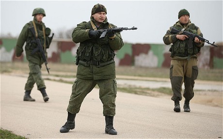 Lính Nga nổ súng bắn chỉ thiên cảnh cáo nhóm người Ucraine do một chỉ huy Ucraine dẫn đầu tập trung trước căn cứ không quân Belbek nên phải rời đi.