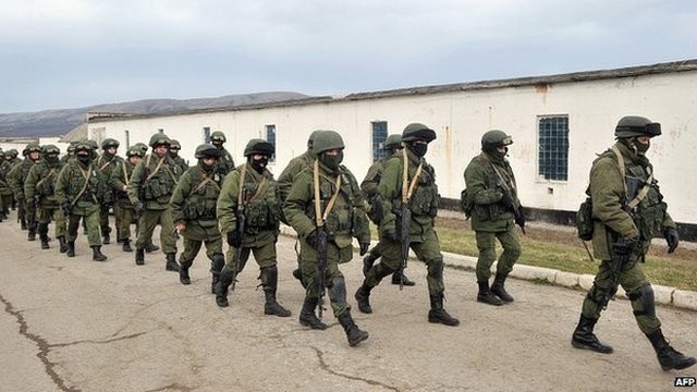 Lực lượng vũ trang không phù hiệu được cho là quân đội Nga tại Crimea.