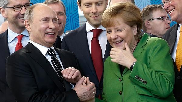 Tổng thống Nga Vladimir Putin (hàng đầu, trái) nắm tay Thủ tướng Đức Angela Merkel.