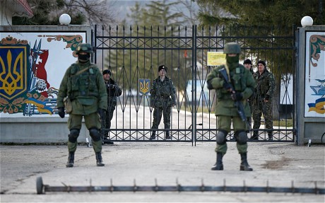 Lực lượng được cho là lính Nga bao vây một căn cứ quân sự của Ucraine tại Crimea.