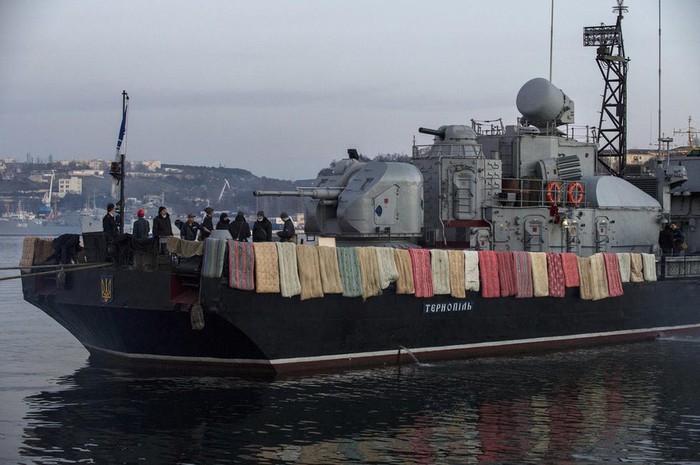 Chăn được phơi kín mép tàu chiến Ucraine trong quân cảng ở Sevastopol