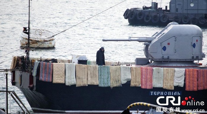Một trong hai tàu chiến Ucraine bị bao vây trong cảng.