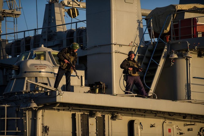 Lực lượng Hải quân Ucraine canh gác trên tàu.
