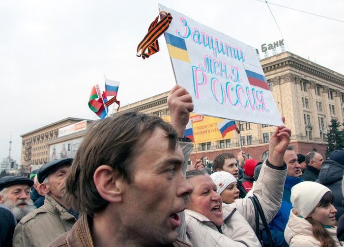 Người biểu tình thân Nga tại Kharkiv, Ukraina, hôm 5/3/2014 (ảnh AFP)