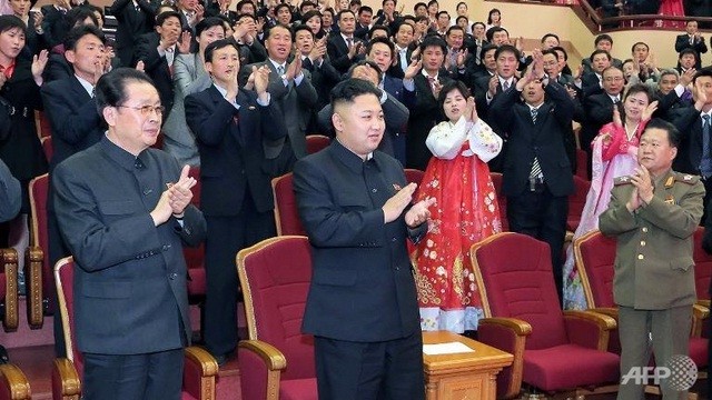 Jang Song-thaek (trái) và nhà lãnh đạo Triều Tiên Kim Jong-un (giữa)