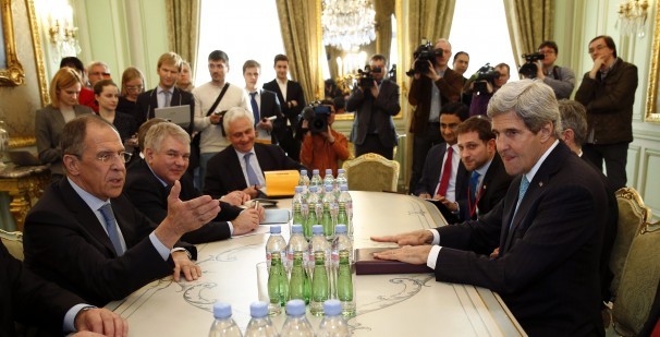Ngoại trưởng Nga Sergei Lavrov (trái) và Ngoại trưởng Mỹ John Kerry