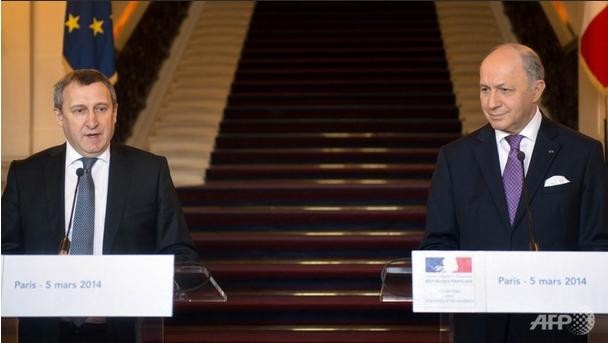 Ngoại trưởng Ukraine Andrei Dechtchitsa (trái) và Ngoại trưởng Pháp Laurent Fabius.