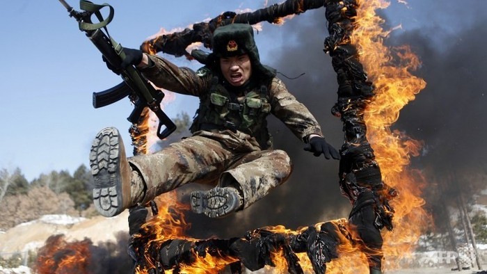 Lính Trung Quốc trong buổi tập chiến thuật (AFP)