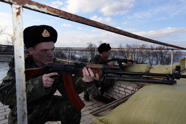 Binh sĩ Ukraine bảo vệ căn cứ.
