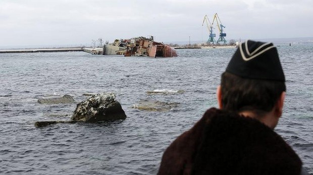 Lực lượng hải quân Ukraine nhìn ra phía tàu Nga đánh đắm.